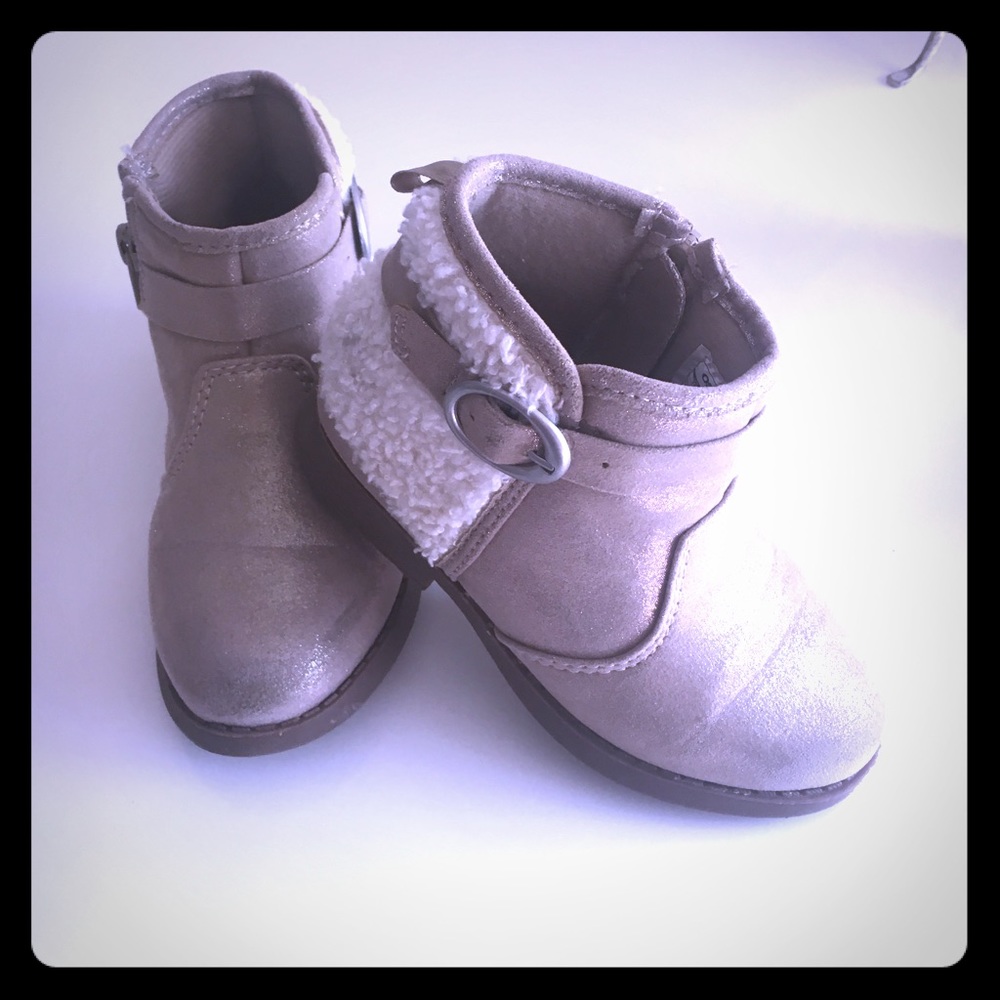 Girls semi metallic nude boots🌟